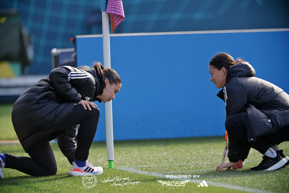 Các cô gái Philippines thăm dò mặt sân Eden Park trước khi xung trận. Ảnh: FFA Philippines thả lỏng trước khi bước vào trận đánh lớn. Ảnh: FFA Những buổi tập của Philippines luôn được rào chắn cẩn thận bốn bề sân tập. Ảnh: FFA