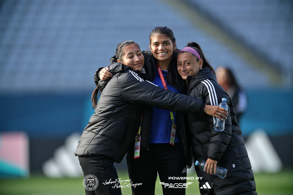 Philippines thả lỏng trước khi bước vào trận đánh lớn. Ảnh: FFA Những buổi tập của Philippines luôn được rào chắn cẩn thận bốn bề sân tập. Ảnh: FFA