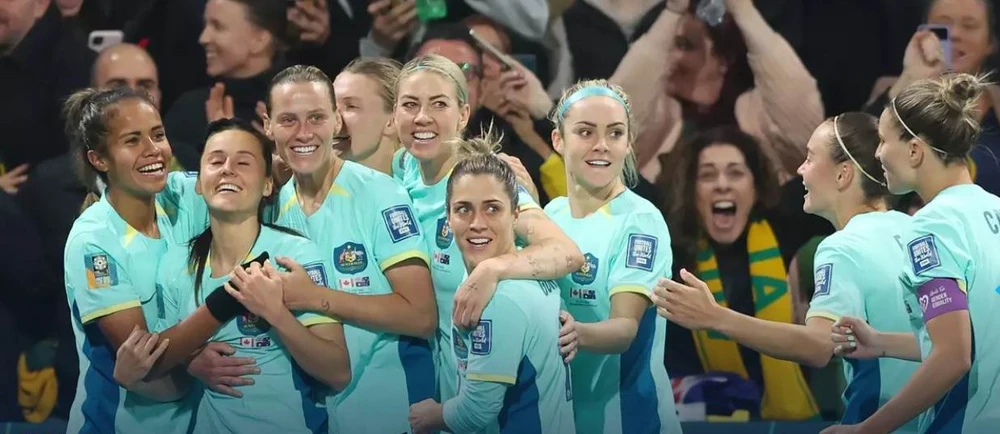 Hayley Raso (thứ hai từ trái sang) và Mary Fowler (bìa trái) là hai ngôi sao sáng trong chiến thắng của Úc trước Canada. Ảnh: HTM Hayley Raso (thứ hai từ trái sang) và Mary Fowler (bìa trái) là hai ngôi sao sáng trong chiến thắng của Úc trước Canada. Ảnh: HTM