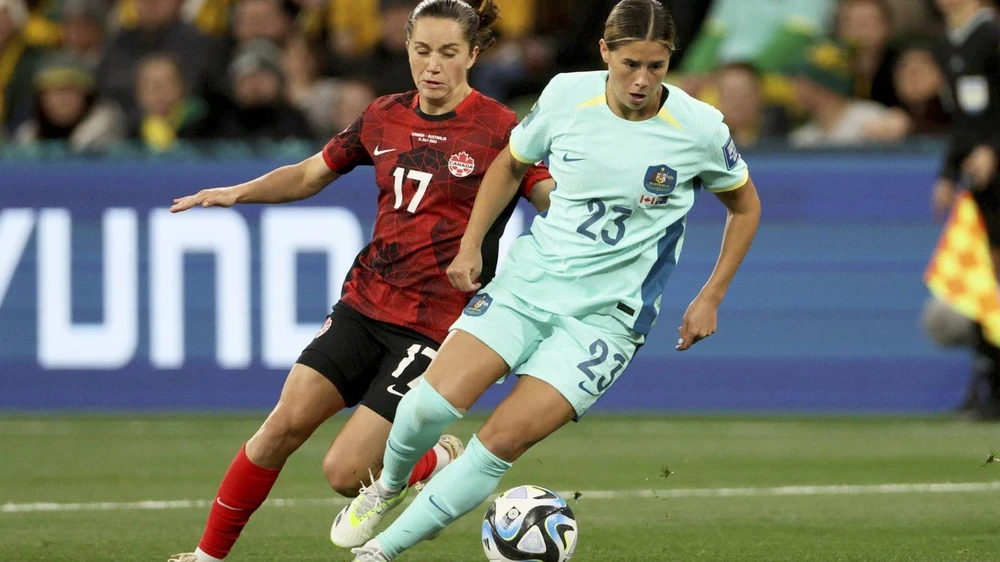 Úc (xanh dương) đã chọn cách tiếp cận trận đấu bằng nhịp độ cực cao. Ảnh: HTM Úc (xanh dương) đã chọn cách tiếp cận trận đấu bằng nhịp độ cực cao. Ảnh: HTM