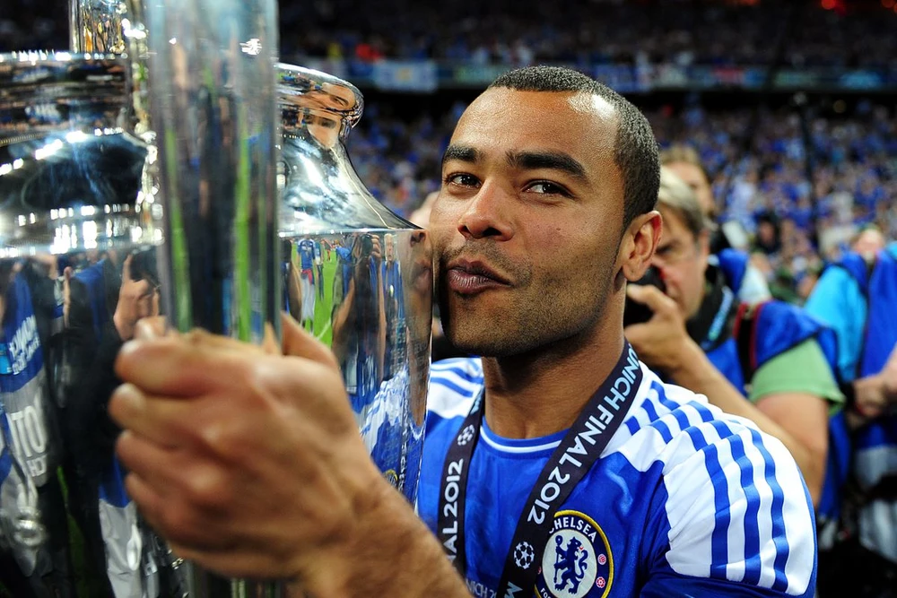 Ashley Cole cưới vợ, John Terry hát bài All Of Me chúc mừng ảnh 1