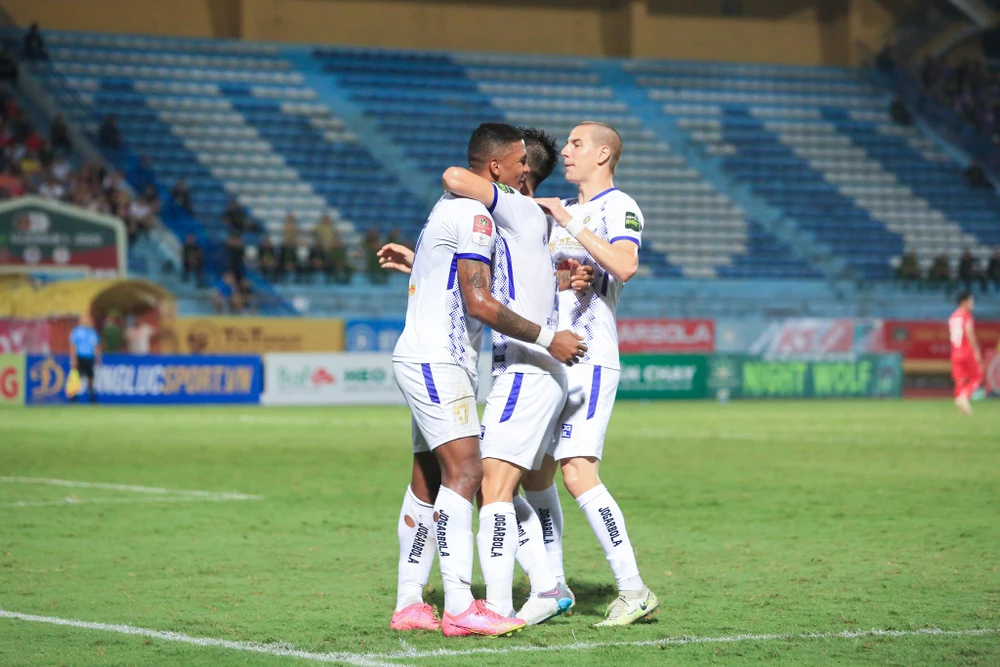 Đồng đội CLB Hà Nội chúc mừng Caion có cú đúp giúp đội thắng 3-1. Ảnh: VPF