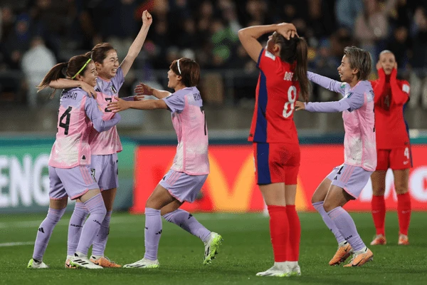 Các cô gái Bắc Âu nhiều lần "suy sụp" trước các chân sút Nhật Bản. Ảnh: HTM