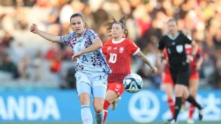 Laina Codina đưa bóng về thiếu quan sát cho đồng đội khiến nó thành pha đốt đền giúp Thụy Sĩ san bằng tỉ số 1-1. Ảnh: HTM