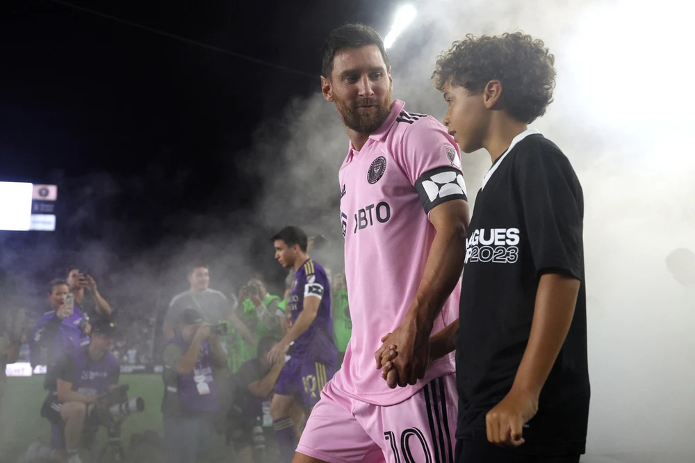 Hình tượng Messi đang truyền cảm hứng mạnh mẽ tới những em nhỏ gốc La tinh ở Florida tìm đến bóng đá. Sau khi ông bố Messi...diễn và ghi bàn, cuối trận là các con trai của Messi cũng diễn trên sân.