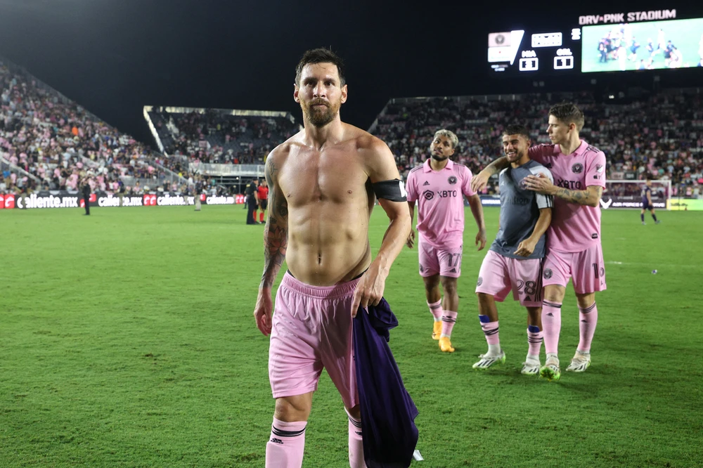 Messi khoe "sáu múi" sau trận thắng Orlando Inter Miami như bừng tỉnh khi Messi đến thi đấu cùng đồng đội cũ Jordi Alba. Nội đồng hương của Messi ở Florida không thôi là sân của Inter Miami không thể chứa đủ khi đội thi đấu sân nhà. Người bạn thân cùng thời của Messi là Aguero cho rằng Messi đến Mỹ là thể... thư giãn vì tuổi cao đá ở châu Âu áp lực quá lớn. Hình tượng Messi đang truyền cảm hứng mạnh mẽ tới những em nhỏ gốc La tinh ở Florida tìm đến bóng đá. Sau khi ông bố Messi...diễn và ghi bàn, cuối trận là các con trai của Messi cũng diễn trên sân.