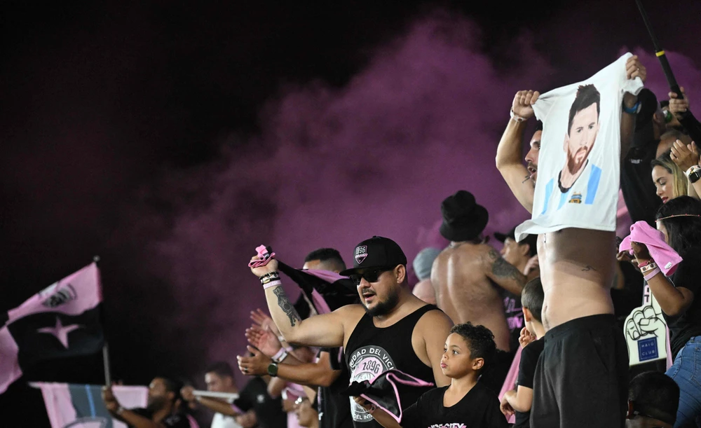 Nội đồng hương của Messi ở Florida không thôi là sân của Inter Miami không thể chứa đủ khi đội thi đấu sân nhà. Người bạn thân cùng thời của Messi là Aguero cho rằng Messi đến Mỹ là thể... thư giãn vì tuổi cao đá ở châu Âu áp lực quá lớn. Hình tượng Messi đang truyền cảm hứng mạnh mẽ tới những em nhỏ gốc La tinh ở Florida tìm đến bóng đá. Sau khi ông bố Messi...diễn và ghi bàn, cuối trận là các con trai của Messi cũng diễn trên sân.