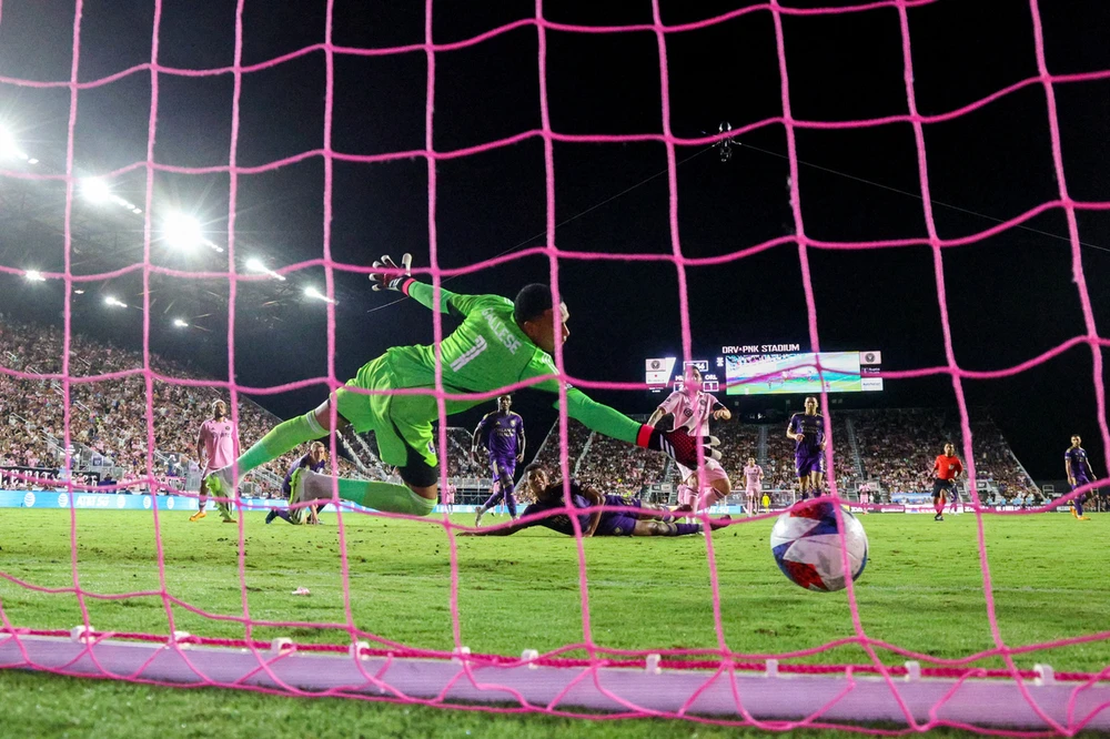 ...Nhà vô địch thế giới lại ghi bàn vào lưới đối thủ. Đồng chủ tịch Beckham và phu nhân Victoria của Inter Miami rất hài lòng với tân binh Messi. ...Ghi bàn và "làm dáng" trước ống kính là điều dễ dàng với Messi ở Inter Miami. Messi khoe "sáu múi" sau trận thắng Orlando Inter Miami như bừng tỉnh khi Messi đến thi đấu cùng đồng đội cũ Jordi Alba. Nội đồng hương của Messi ở Florida không thôi là sân của Inter Miami không thể chứa đủ khi đội thi đấu sân nhà. Người bạn thân cùng thời của Messi là Aguero cho rằng Messi đến Mỹ là thể... thư giãn vì tuổi cao đá ở châu Âu áp lực quá lớn. Hình tượng Messi đang truyền cảm hứng mạnh mẽ tới những em nhỏ gốc La tinh ở Florida tìm đến bóng đá. Sau khi ông bố Messi...diễn và ghi bàn, cuối trận là các con trai của Messi cũng diễn trên sân.