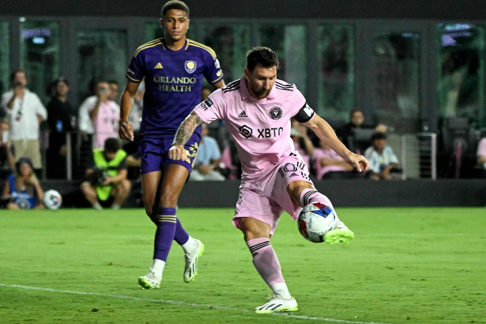 Mặt sân thấm nước nhưng không ngăn được "cái que trái ma mị" của Messi. ...Nhà vô địch thế giới lại ghi bàn vào lưới đối thủ. Đồng chủ tịch Beckham và phu nhân Victoria của Inter Miami rất hài lòng với tân binh Messi. ...Ghi bàn và "làm dáng" trước ống kính là điều dễ dàng với Messi ở Inter Miami. Messi khoe "sáu múi" sau trận thắng Orlando Inter Miami như bừng tỉnh khi Messi đến thi đấu cùng đồng đội cũ Jordi Alba. Nội đồng hương của Messi ở Florida không thôi là sân của Inter Miami không thể chứa đủ khi đội thi đấu sân nhà. Người bạn thân cùng thời của Messi là Aguero cho rằng Messi đến Mỹ là thể... thư giãn vì tuổi cao đá ở châu Âu áp lực quá lớn. Hình tượng Messi đang truyền cảm hứng mạnh mẽ tới những em nhỏ gốc La tinh ở Florida tìm đến bóng đá. Sau khi ông bố Messi...diễn và ghi bàn, cuối trận là các con trai của Messi cũng diễn trên sân.