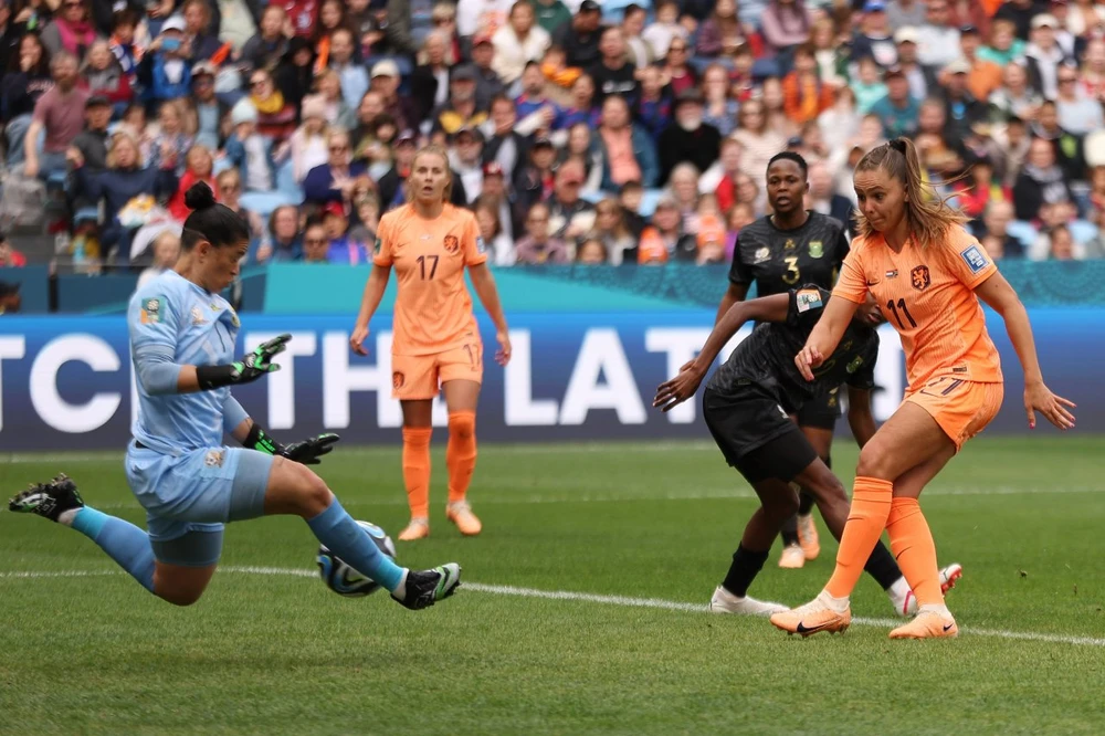 Hậu vệ Nam Phi chơi lăn xả, nhưng không thể ngăn chặn được các chân sút đẳng cấp thế giới của Hà Lan. Ảnh: HTM