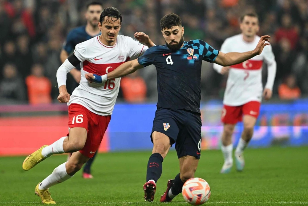 Thú vị cách sắm quân của “Man xanh” và “Man đỏ” ảnh 1