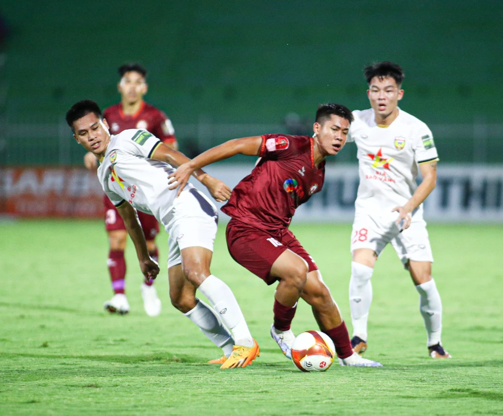 Trợ lý Trần Tiến Đại dẫn CLB CA Hà Nội thắng trận "derby thủ đô" và lên đỉnh bảng ảnh 2
