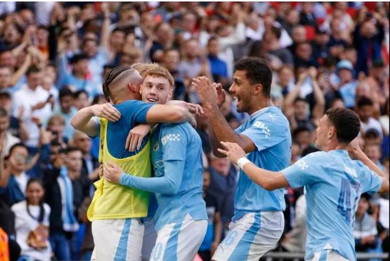 Cole Palmer mở "tài khoản" trước cho Man. City ở phút 77. Ảnh: AP Declan Rice có cú bay người song song mặt đất cực đẹp. Ảnh:AP Cứ tưởng như Siêu cúp Anh đã nằm trong tay của Man.City, nhưng phút 90+11, Leandro Trossard lại có bàn thắng san bằng 1-1 cho Arsenal. Ảnh: AFP ...Bước vào loạt luân lưu, công thần Kevin de Bruyne sút hỏng 11m. Ảnh: Reuters ...Rồi Rodri cũng bị thủ môn Aaron Ramsdale của Arsenal... chọc ghẹo vì sút hỏng phạt đền. Ảnh: Getty Kết quả, "Pháo thủ London" đánh bại Man. City 4-1 ở loạt luân lưu lên ngôi vô địch Siêu Cúp Anh. Ảnh: Reuters Từ chung kết FA Cup, đến Champions League và Siêu cúp Anh, "sát thủ" Haaland cứ bị... tịt ngòi mãi. Ảnh: Reuters. Giấc mơ "ăn sáu" của thầy trò HLV Pep Guardiola tan vỡ. Còn trận Siêu cúp châu Âu, liệu Man. City sẽ đánh bại Sevilla của Tây Ban Nha? HLV Mikel Arteta mừng ra mặt với danh hiệu đầu mùa, sau mùa bóng bị ì lại ở giai đoạn nước rút khiến Man. City vượt lên ẵm danh hiệu ngoại hạng. Ảnh: Reuters Erling Haaland thừa nhận rằng anh bị áp lực cực lớn ở những trận chung kết vì đối phương "chăm sóc" quá kỹ. Ảnh: AP Dẫu sao cũng là một danh hiệu "có hậu" với "Pháo thủ thành London". Ảnh: AFP Hy vọng mùa bóng mới Arsenal sẽ tiếp tục là thế lực đáng gờm của Man. City. Ảnh: AFP HLV Pep Guardiola không tin vào mắt mình ngay sau bàn san bằng 1-1 của Leandro phút 90+11 và rồi Man. City thua cuộc ở "loạt đấu súng". Ảnh: AFP Lâu lắm rồi Arsenal mới có danh hiệu trở lại. Ảnh: AFP