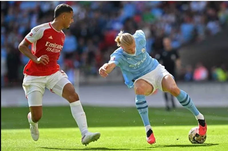 Từ chung kết FA Cup, đến Champions League và Siêu cúp Anh, "sát thủ" Haaland cứ bị... tịt ngòi mãi. Ảnh: Reuters. Giấc mơ "ăn sáu" của thầy trò HLV Pep Guardiola tan vỡ. Còn trận Siêu cúp châu Âu, liệu Man. City sẽ đánh bại Sevilla của Tây Ban Nha? HLV Mikel Arteta mừng ra mặt với danh hiệu đầu mùa, sau mùa bóng bị ì lại ở giai đoạn nước rút khiến Man. City vượt lên ẵm danh hiệu ngoại hạng. Ảnh: Reuters Erling Haaland thừa nhận rằng anh bị áp lực cực lớn ở những trận chung kết vì đối phương "chăm sóc" quá kỹ. Ảnh: AP Dẫu sao cũng là một danh hiệu "có hậu" với "Pháo thủ thành London". Ảnh: AFP Hy vọng mùa bóng mới Arsenal sẽ tiếp tục là thế lực đáng gờm của Man. City. Ảnh: AFP HLV Pep Guardiola không tin vào mắt mình ngay sau bàn san bằng 1-1 của Leandro phút 90+11 và rồi Man. City thua cuộc ở "loạt đấu súng". Ảnh: AFP Lâu lắm rồi Arsenal mới có danh hiệu trở lại. Ảnh: AFP