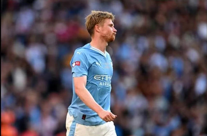 ...Bước vào loạt luân lưu, công thần Kevin de Bruyne sút hỏng 11m. Ảnh: Reuters ...Rồi Rodri cũng bị thủ môn Aaron Ramsdale của Arsenal... chọc ghẹo vì sút hỏng phạt đền. Ảnh: Getty Kết quả, "Pháo thủ London" đánh bại Man. City 4-1 ở loạt luân lưu lên ngôi vô địch Siêu Cúp Anh. Ảnh: Reuters Từ chung kết FA Cup, đến Champions League và Siêu cúp Anh, "sát thủ" Haaland cứ bị... tịt ngòi mãi. Ảnh: Reuters. Giấc mơ "ăn sáu" của thầy trò HLV Pep Guardiola tan vỡ. Còn trận Siêu cúp châu Âu, liệu Man. City sẽ đánh bại Sevilla của Tây Ban Nha? HLV Mikel Arteta mừng ra mặt với danh hiệu đầu mùa, sau mùa bóng bị ì lại ở giai đoạn nước rút khiến Man. City vượt lên ẵm danh hiệu ngoại hạng. Ảnh: Reuters Erling Haaland thừa nhận rằng anh bị áp lực cực lớn ở những trận chung kết vì đối phương "chăm sóc" quá kỹ. Ảnh: AP Dẫu sao cũng là một danh hiệu "có hậu" với "Pháo thủ thành London". Ảnh: AFP Hy vọng mùa bóng mới Arsenal sẽ tiếp tục là thế lực đáng gờm của Man. City. Ảnh: AFP HLV Pep Guardiola không tin vào mắt mình ngay sau bàn san bằng 1-1 của Leandro phút 90+11 và rồi Man. City thua cuộc ở "loạt đấu súng". Ảnh: AFP Lâu lắm rồi Arsenal mới có danh hiệu trở lại. Ảnh: AFP