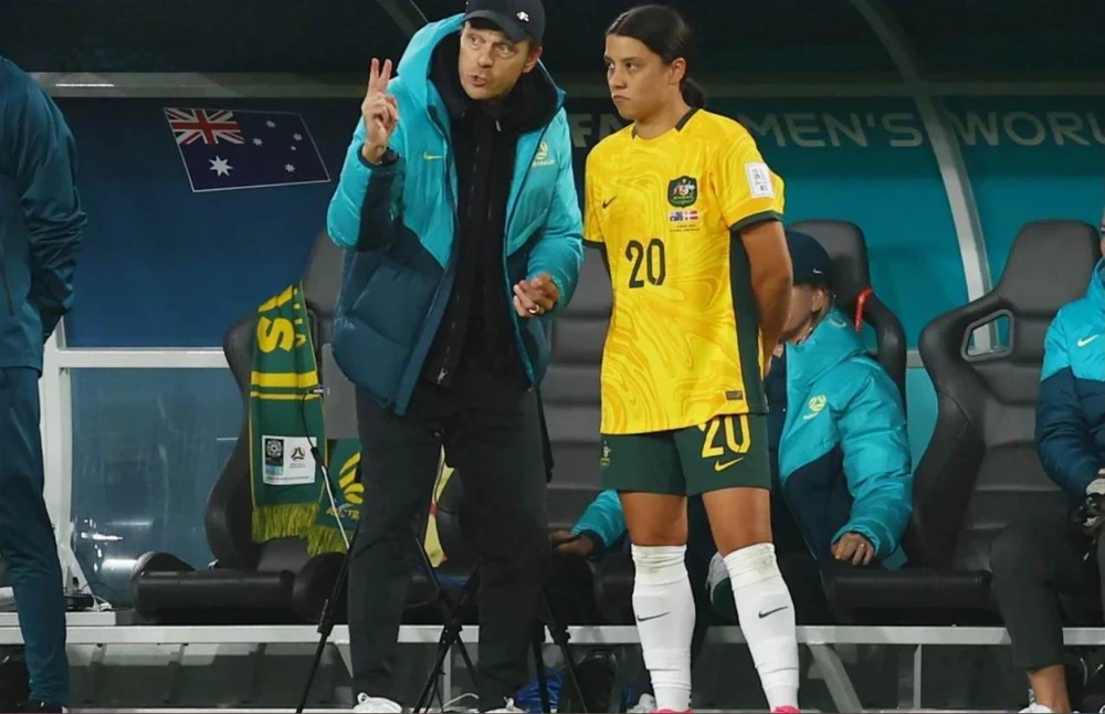 Siêu tiền đạo Sam Kerr được HLV Gustavson tung vào sân từ băng ghế dự bị thay cho Raso. Ảnh: HTM Siêu tiền đạo Sam Kerr được HLV Gustavson tung vào sân từ băng ghế dự bị thay cho Raso. Ảnh: HTM