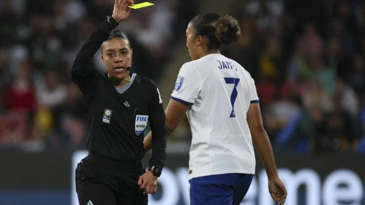 Trọng tài Melissa Borjas chỉ rút thẻ vàng cho hành vi phi thể thao của Lauren James. Ảnh: HTM