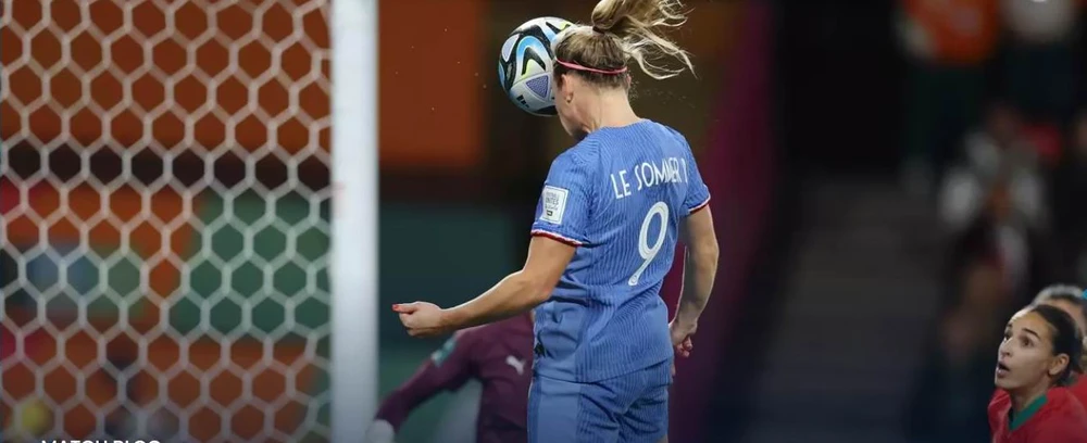 Eugenie Le Sommer của Pháp thể hiện rất xuất sắc và góp cú đúp. Ảnh: HTM