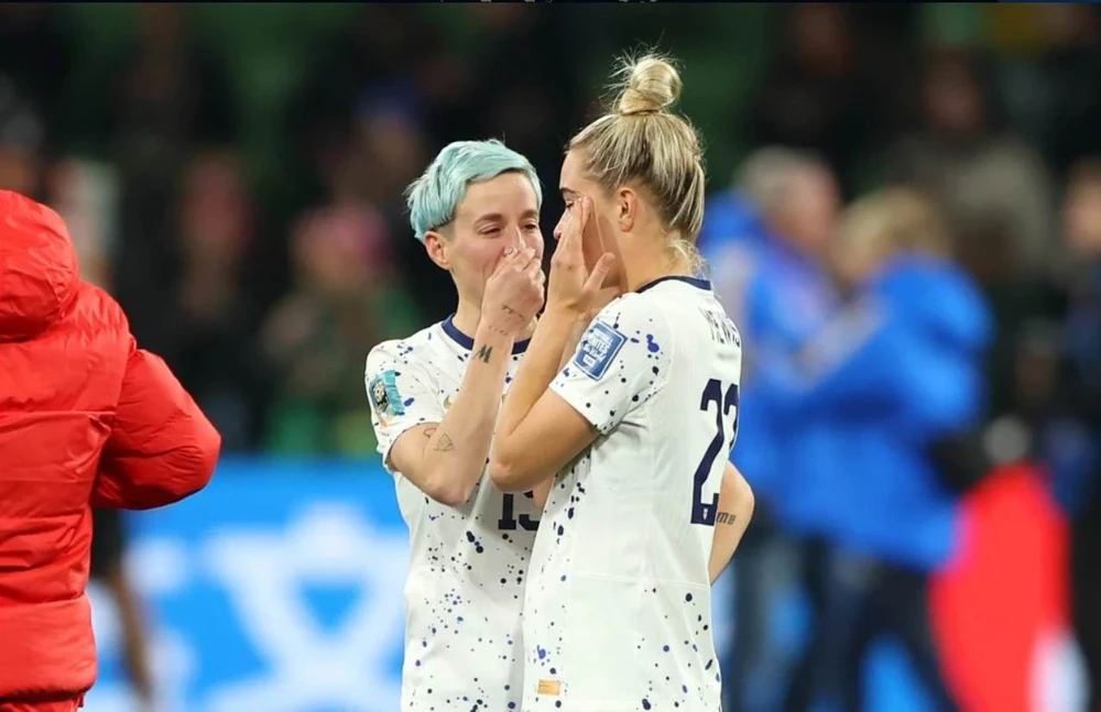 Hai "tội đồ" của tuyển Mỹ sút hỏng phạt đền trong loạt sút 5 quả gồm bà chị cả Megan Rapinoe và Sophia Smith. Ảnh:SMH World Cup 2019, Rapinoe có hai danh hiệu cá nhân gồm cầu thủ xuất sắc nhất giải và vua phá lưới (5 bàn), bốn năm sau phong độ của cô đã xuống ở tuổi 37, ít ra sân. Ảnh: SMH. Rapinoe...cắn rứt vì mình sút hỏng phạt đền. Ảnh: SMH Các tuyển thủ Mỹ an ủi nhau sau khi chính thức thành cựu vô địch sau loạt luân lưu thứ 7. Ảnh: SMH. Thủ môn Naeher quờ quạng trước cú sút của Hurtig ở loạt sút thứ bảy, bóng đã qua vạch vôi...1mm. Ảnh: SMH. Sau khi trọng tài Stephanie Frappart công nhận bàn thắng ở loạt luân lưu quyết định, Hurtig ăn mừng cùng đồng đội vào tứ kết. Ảnh: SMH.