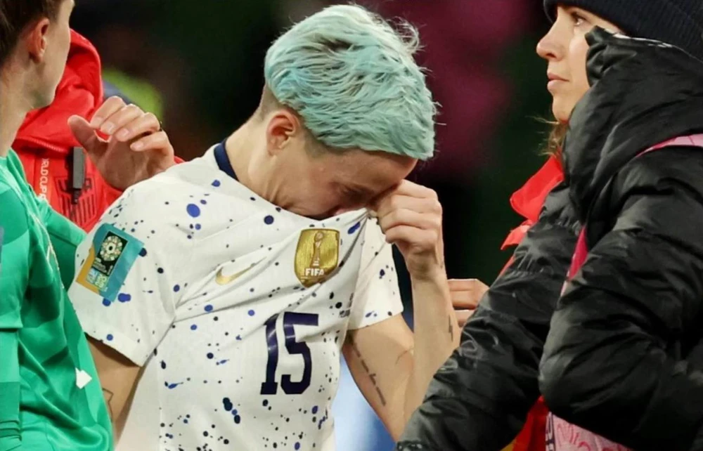 Rapinoe...cắn rứt vì mình sút hỏng phạt đền. Ảnh: SMH Các tuyển thủ Mỹ an ủi nhau sau khi chính thức thành cựu vô địch sau loạt luân lưu thứ 7. Ảnh: SMH. Thủ môn Naeher quờ quạng trước cú sút của Hurtig ở loạt sút thứ bảy, bóng đã qua vạch vôi...1mm. Ảnh: SMH. Sau khi trọng tài Stephanie Frappart công nhận bàn thắng ở loạt luân lưu quyết định, Hurtig ăn mừng cùng đồng đội vào tứ kết. Ảnh: SMH.