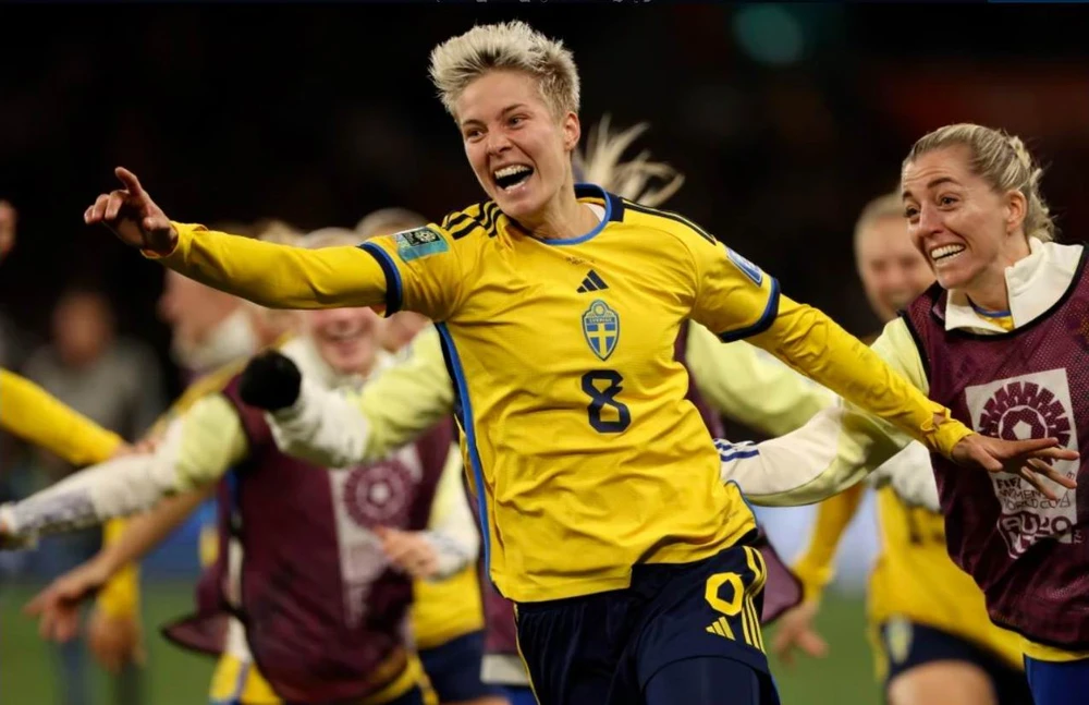 Sau khi trọng tài Stephanie Frappart công nhận bàn thắng ở loạt luân lưu quyết định, Hurtig ăn mừng cùng đồng đội vào tứ kết. Ảnh: SMH.