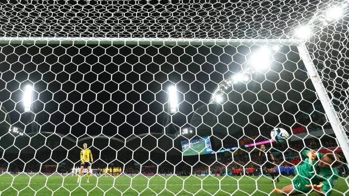 Thủ môn Naeher quờ quạng trước cú sút của Hurtig ở loạt sút thứ bảy, bóng đã qua vạch vôi...1mm. Ảnh: SMH. Sau khi trọng tài Stephanie Frappart công nhận bàn thắng ở loạt luân lưu quyết định, Hurtig ăn mừng cùng đồng đội vào tứ kết. Ảnh: SMH.