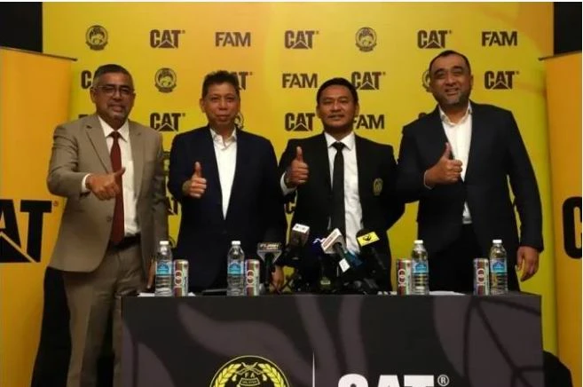 Nhà cầm quân futsal, người Thái Lan- Rakphon (thứ ba từ trái sang) dẫn dắt tuyển Malaysia. Ảnh: AFF