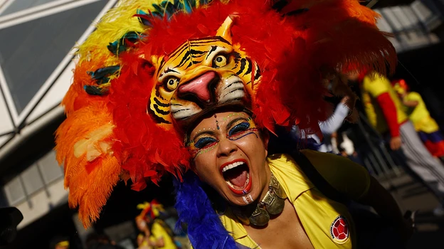 Hổ Nam Mỹ-Colombia trên sân Melbourne ở trận Colombia thắng Jamaica 1-0. Cụ bà 80 tuổi từ Colombia bay sang Úc vừa du lịch vừa xem đội nhà Colombia đá World Cup nữ. Hình con rối cổ vũ các nữ "chiến binh" Colombia. Một cô gái Colombia nhờ vẽ quốc kỳ lên mặt trước khi vào sân xem đội nhà đá với Jamaica. Những ngày tới các tour du lịch từ Colombia đến Úc sẽ rầm rộ, du lịch hè kết hợp xem World Cup nữ. Một fan nhí của Colombia trên sân Melbourne Rectangular. ...Fan Colombia mang đến Úc chất La tinh và lễ hội bóng đá. ...Sắc màu rất quen thuộc của các fan thuộc Mỹ La tinh. Fan nữ La tinh là luôn "quậy tới bến" tại World Cup. Pha ăn bàn của Catalina Usme vào lưới Jamaica. Catalina Usme, tác giả bàn thắng duy nhất trận Colombia-Jamaica đưa đội vào tứ kết. Người hùng Catalina Usme gào thét mừng bàn thắng. Cầu thủ Jamaica buồn khi cuộc hành trình của họ kết thúc. Ở vòng bảng, họ cầm hòa Pháp, cầm hòa và loại Brazil...rất ngoan cường. Fan Colombia sẽ tiếp tục đổ đến Úc cổ vũ đội nhà gặp nhà vô địch châu Âu-Anh ở tứ kết World Cup.