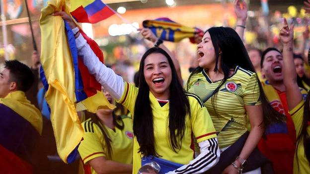 Những ngày tới các tour du lịch từ Colombia đến Úc sẽ rầm rộ, du lịch hè kết hợp xem World Cup nữ. Một fan nhí của Colombia trên sân Melbourne Rectangular. ...Fan Colombia mang đến Úc chất La tinh và lễ hội bóng đá. ...Sắc màu rất quen thuộc của các fan thuộc Mỹ La tinh. Fan nữ La tinh là luôn "quậy tới bến" tại World Cup. Pha ăn bàn của Catalina Usme vào lưới Jamaica. Catalina Usme, tác giả bàn thắng duy nhất trận Colombia-Jamaica đưa đội vào tứ kết. Người hùng Catalina Usme gào thét mừng bàn thắng. Cầu thủ Jamaica buồn khi cuộc hành trình của họ kết thúc. Ở vòng bảng, họ cầm hòa Pháp, cầm hòa và loại Brazil...rất ngoan cường. Fan Colombia sẽ tiếp tục đổ đến Úc cổ vũ đội nhà gặp nhà vô địch châu Âu-Anh ở tứ kết World Cup.