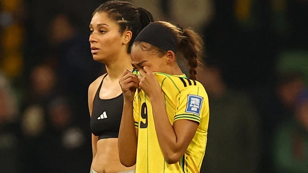 Cầu thủ Jamaica buồn khi cuộc hành trình của họ kết thúc. Ở vòng bảng, họ cầm hòa Pháp, cầm hòa và loại Brazil...rất ngoan cường. Fan Colombia sẽ tiếp tục đổ đến Úc cổ vũ đội nhà gặp nhà vô địch châu Âu-Anh ở tứ kết World Cup.