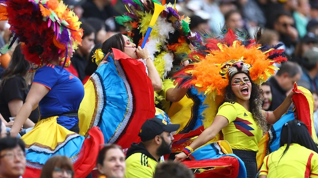 ...Fan Colombia mang đến Úc chất La tinh và lễ hội bóng đá. ...Sắc màu rất quen thuộc của các fan thuộc Mỹ La tinh. Fan nữ La tinh là luôn "quậy tới bến" tại World Cup. Pha ăn bàn của Catalina Usme vào lưới Jamaica. Catalina Usme, tác giả bàn thắng duy nhất trận Colombia-Jamaica đưa đội vào tứ kết. Người hùng Catalina Usme gào thét mừng bàn thắng. Cầu thủ Jamaica buồn khi cuộc hành trình của họ kết thúc. Ở vòng bảng, họ cầm hòa Pháp, cầm hòa và loại Brazil...rất ngoan cường. Fan Colombia sẽ tiếp tục đổ đến Úc cổ vũ đội nhà gặp nhà vô địch châu Âu-Anh ở tứ kết World Cup.