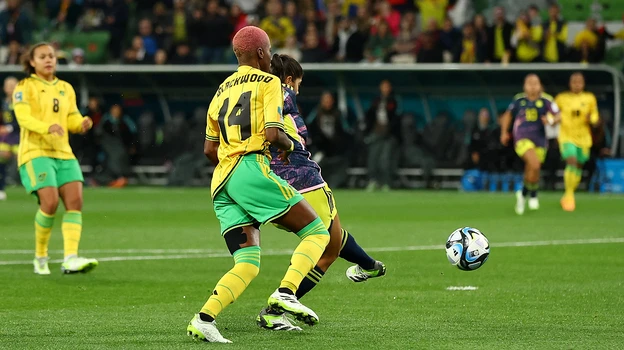 Pha ăn bàn của Catalina Usme vào lưới Jamaica. Catalina Usme, tác giả bàn thắng duy nhất trận Colombia-Jamaica đưa đội vào tứ kết. Người hùng Catalina Usme gào thét mừng bàn thắng. Cầu thủ Jamaica buồn khi cuộc hành trình của họ kết thúc. Ở vòng bảng, họ cầm hòa Pháp, cầm hòa và loại Brazil...rất ngoan cường. Fan Colombia sẽ tiếp tục đổ đến Úc cổ vũ đội nhà gặp nhà vô địch châu Âu-Anh ở tứ kết World Cup.