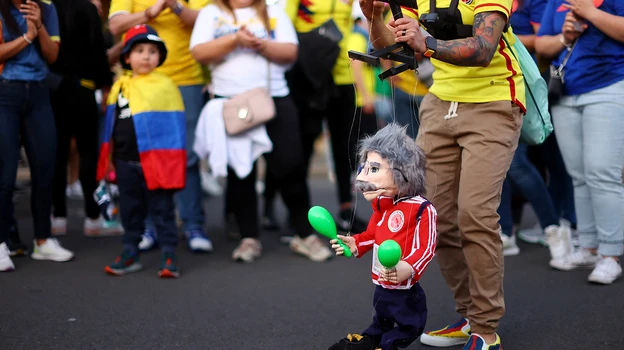 Hình con rối cổ vũ các nữ "chiến binh" Colombia. Một cô gái Colombia nhờ vẽ quốc kỳ lên mặt trước khi vào sân xem đội nhà đá với Jamaica. Những ngày tới các tour du lịch từ Colombia đến Úc sẽ rầm rộ, du lịch hè kết hợp xem World Cup nữ. Một fan nhí của Colombia trên sân Melbourne Rectangular. ...Fan Colombia mang đến Úc chất La tinh và lễ hội bóng đá. ...Sắc màu rất quen thuộc của các fan thuộc Mỹ La tinh. Fan nữ La tinh là luôn "quậy tới bến" tại World Cup. Pha ăn bàn của Catalina Usme vào lưới Jamaica. Catalina Usme, tác giả bàn thắng duy nhất trận Colombia-Jamaica đưa đội vào tứ kết. Người hùng Catalina Usme gào thét mừng bàn thắng. Cầu thủ Jamaica buồn khi cuộc hành trình của họ kết thúc. Ở vòng bảng, họ cầm hòa Pháp, cầm hòa và loại Brazil...rất ngoan cường. Fan Colombia sẽ tiếp tục đổ đến Úc cổ vũ đội nhà gặp nhà vô địch châu Âu-Anh ở tứ kết World Cup.