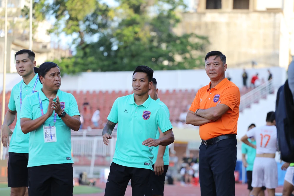 HLV Lê Huỳnh Đức có một "cuộc giải cứu" cựu vương B. Bình Dương rất vất vả. Ảnh: AP