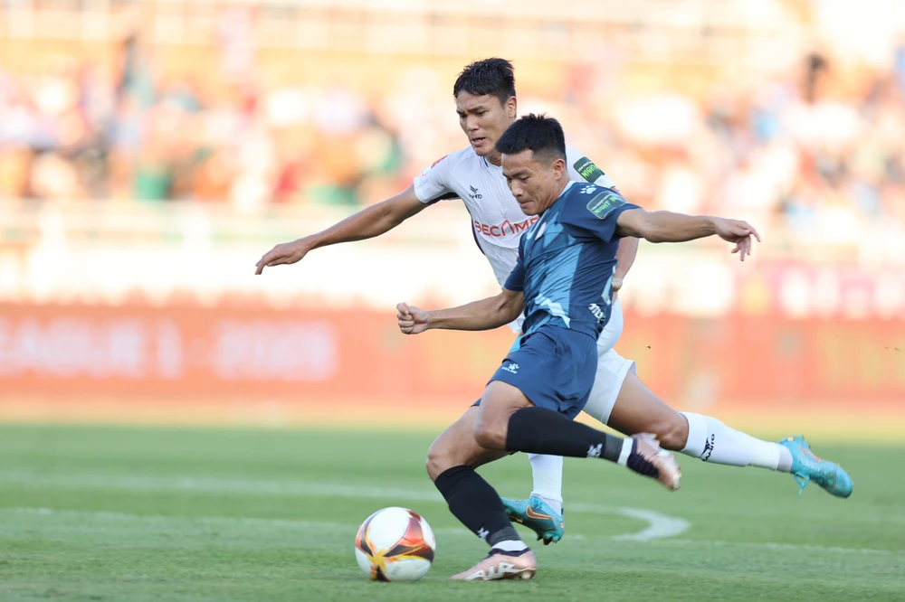 ...Dưới sân cầu thủ hai đội đá cho vui và hòa 0-0. Ảnh: ANH PHƯƠNG