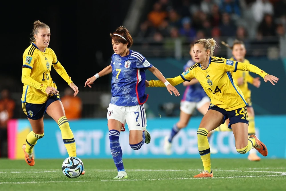 Thụy Điển "khóa" mọi ngả đường mà Nhật tiếp cận cầu môn Misovic. Ảnh: HTM