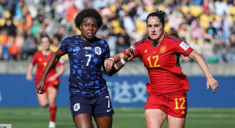 Beerensteyn (7, Hà Lan) khiến hàng phòng ngự Tây Ban Nha nhiều lần khốn khổ. Ảnh: HTM