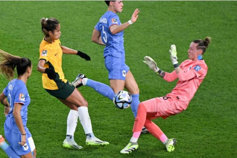 Thủ môn Durant của Pháp chơi rất xuất sắc. Ảnh: HTM