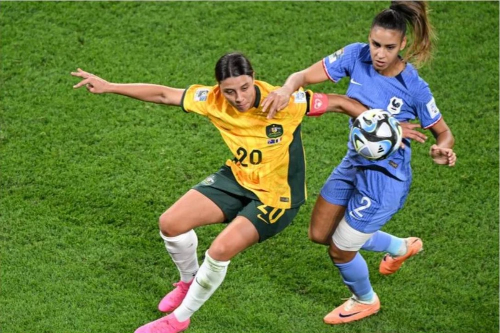 Sam Kerr bị các hậu vệ Pháp "chăm sóc" kỹ nên không thể ghi bàn được. Ảnh: HTM