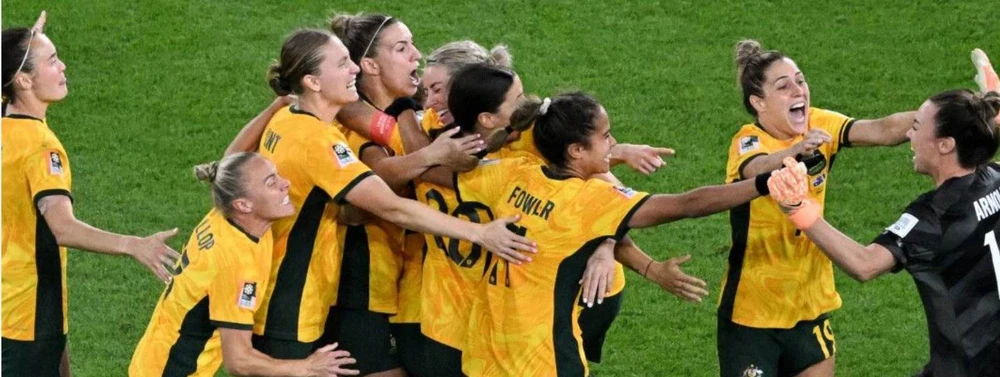 Các đồng đội Úc chúc mừng người hùng, thủ môn Arnold rất xuất sắc ở loạt luân lưu. Ảnh: HTM