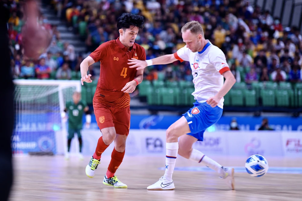 Sự xộc xệch đầu trận khiến Thái Lan trả giá đắt bằng sáu bàn thua. Ảnh: S.S