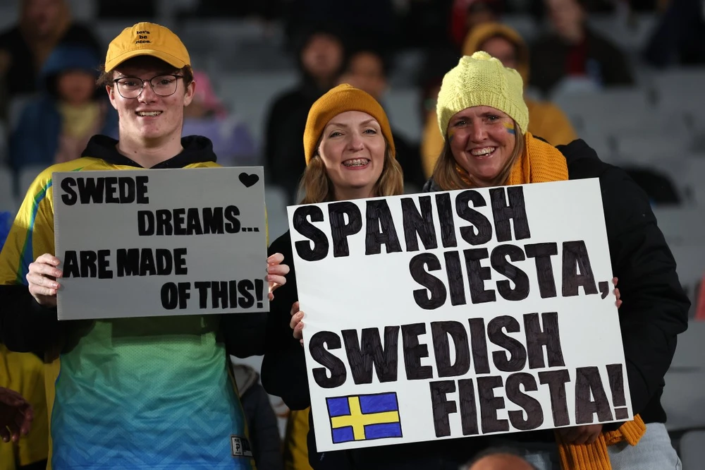 Sự khiêu khích... dễ thương của các fan hâm mộ hai đội. Ảnh: HTM