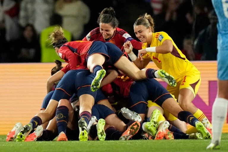Các cô gái Tây Ban Nha mừng ngôi vô địch World Cup sau tiếng còi kết thúc trận trên sân Sydney. Ảnh: HTM