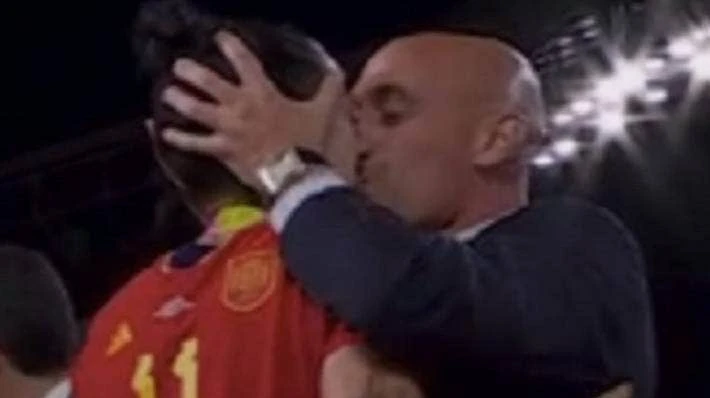 Chủ tịch Luis Rubiales "khóa môi" Hermoso ở lễ trao HCV và cúp vàng World Cup 2023 trên sân Quốc gia Úc, ở Sydney tối 20-8. Ảnh: K.T Chủ tịch Luis Rubiales "khóa môi" Hermoso ở lễ trao HCV và cúp vàng World Cup 2023 trên sân Quốc gia Úc, ở Sydney tối 20-8. Ảnh: K.T