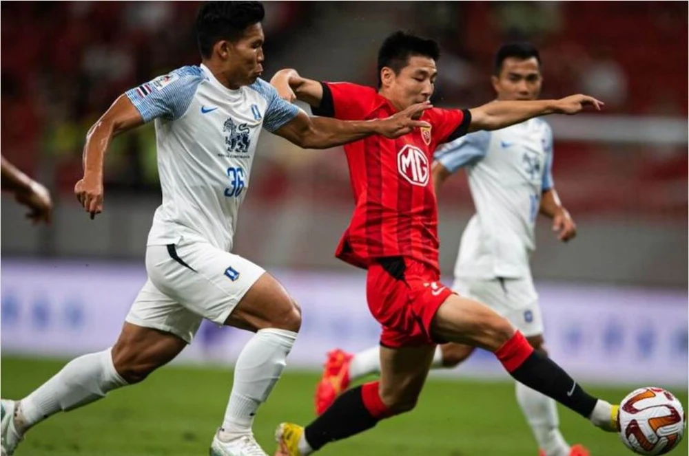 Pathum Utd có sự phục vụ của Chanathip và đánh bại Shanghai Port có Wu Lei 3-2 giành quyền vào chơi vòng bảng.