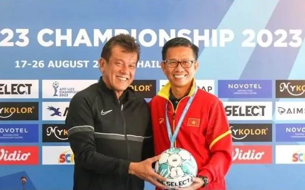 HLV Elavarasan và HLV Hoàng Anh Tuấn trong họp báo trước bán kết. Ảnh: AFF HLV Elavarasan và HLV Hoàng Anh Tuấn trong họp báo trước bán kết. Ảnh: AFF