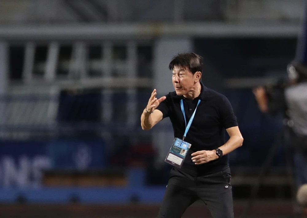Ông Shin Tae-yong lại một lần nữa thua đội Việt Nam và bị thẻ vàng. Ảnh:ANH THỎA