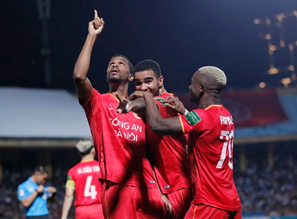 CA Hà Nội đăng quang ngôi vô địch V-League 2023 trên sân Hàng Đẫy. Ảnh: VPF