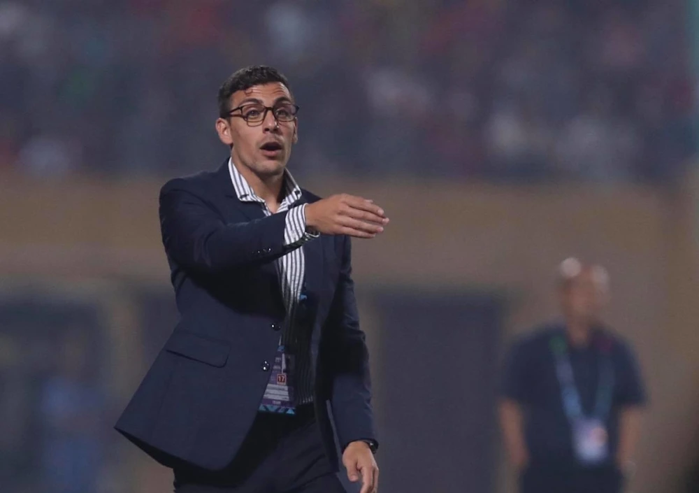 HLV Felix Dalmas gặp nhiều khó khăn trong việc điều quân U-23 khoác áo tuyển quốc gia và ngược lại. Ảnh: K.T