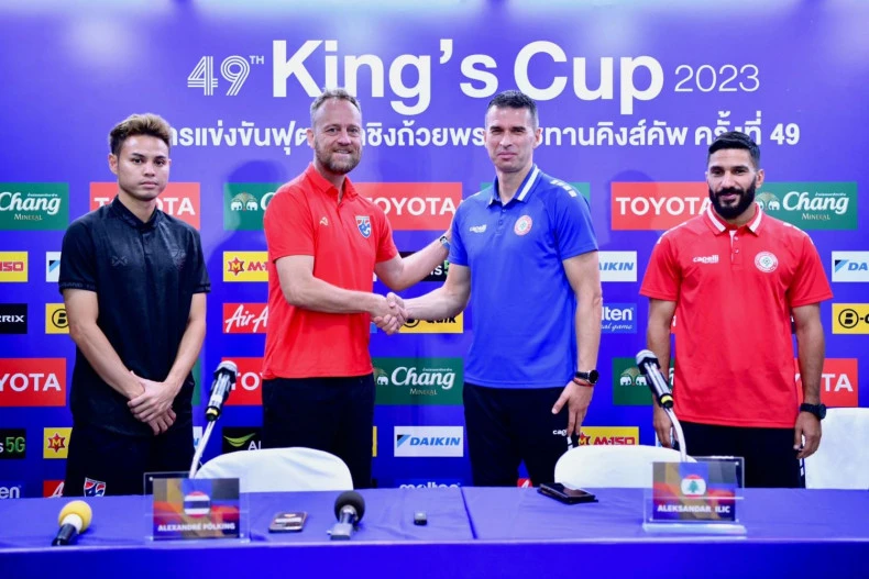 HLV Polking và A. Ilic cùng hai đội trưởng trong buổi họp báo trước trận đấu. Ảnh: B.P